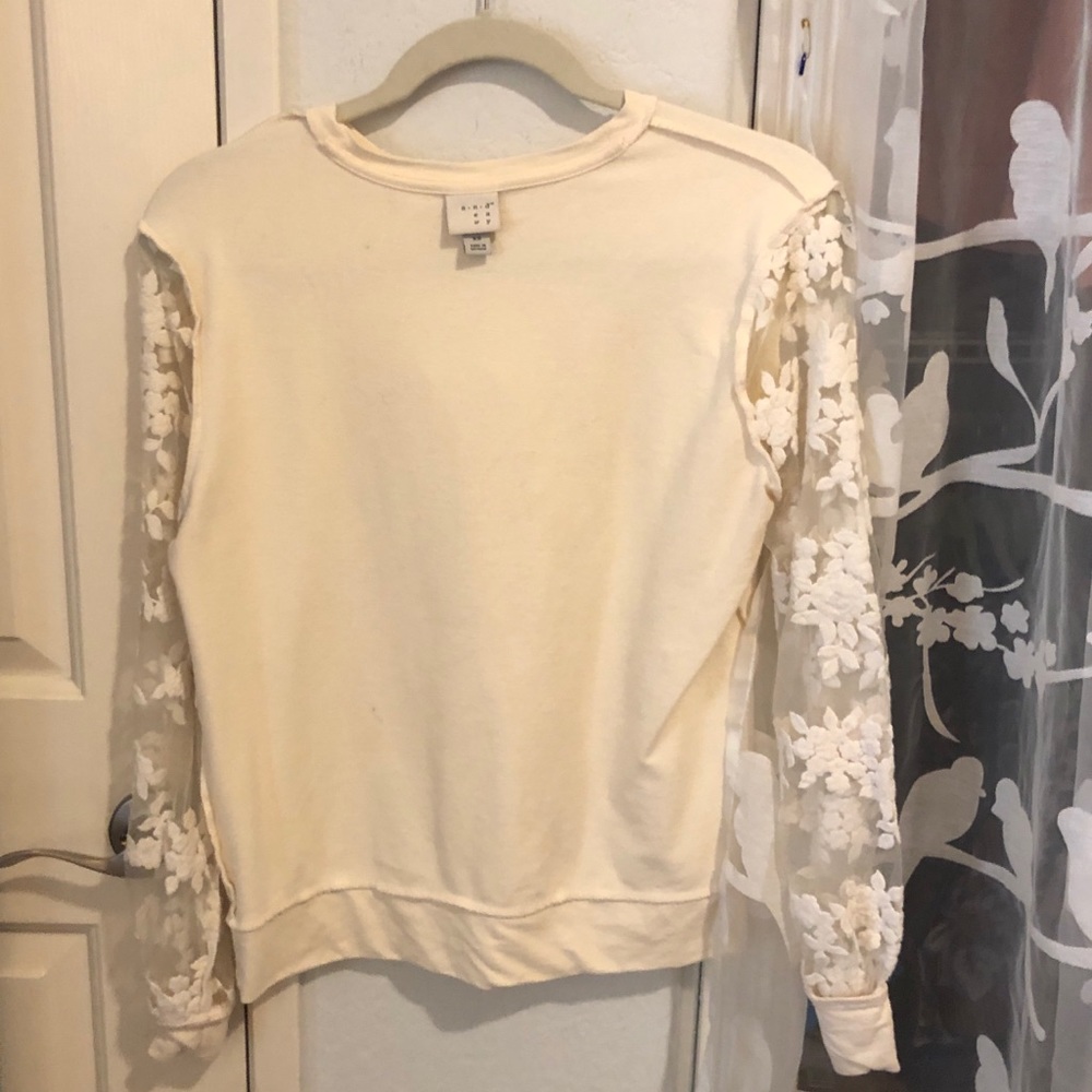 Pretty cream sweatshirt 🌹